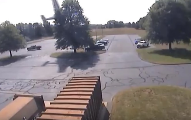 YOUTUBE Aereo si schianta in un parcheggio, salvo pilota