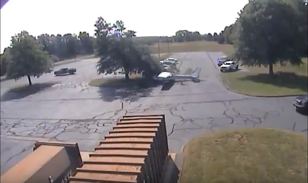 Aereo turistico prende in pieno l'albero durante l'atterraggio