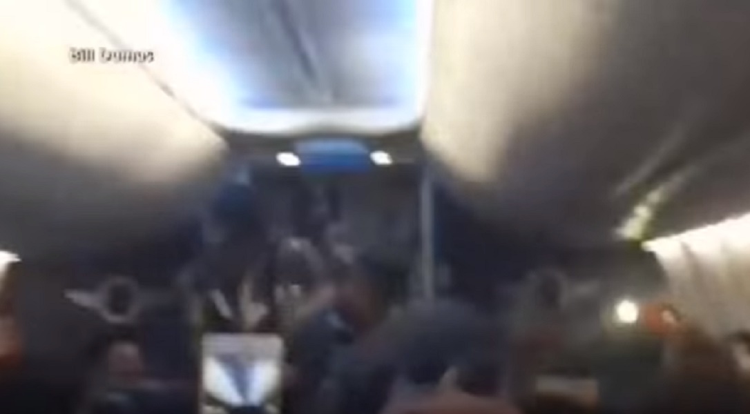 Donna allergica ai cani, la polizia la caccia a forza dall'aereo