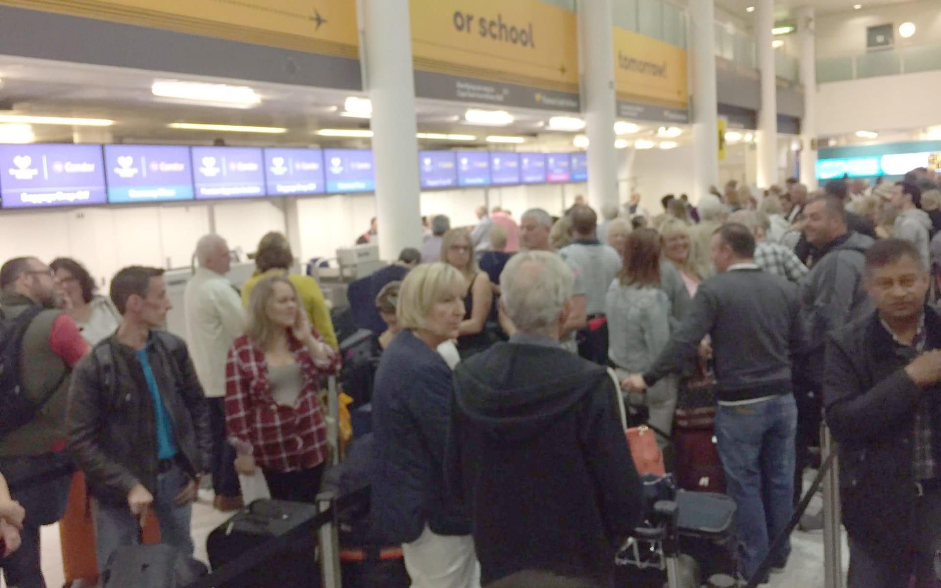 Aeroporti in tilt: problema ai check-in. Caos negli scali di tutto il mondo