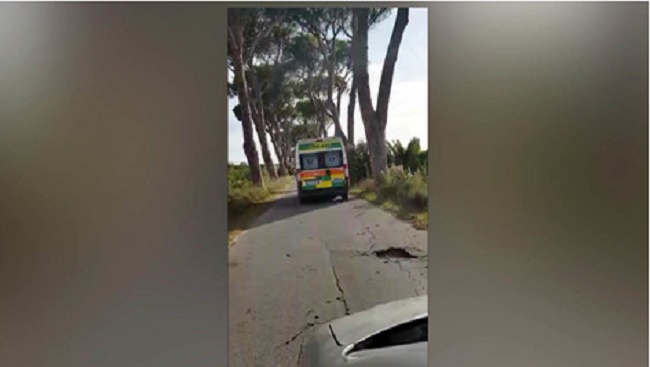 Ostia (Roma), ambulanza costretta a viaggiare a 30 km/h: la strada è troppo dissestata