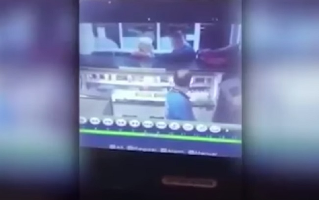 YOUTUBE Colpisce anziana con un pugno in faccia: il VIDEO choc