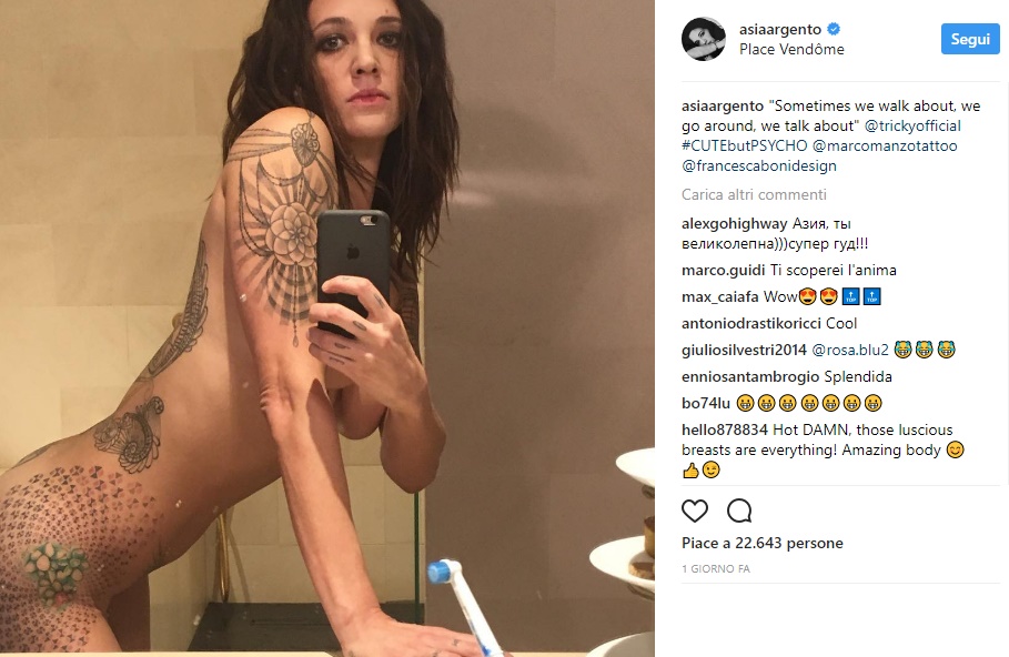 Asia Argento senza veli su Instagram: selfie davanti allo specchio mostra i suoi tatuaggi