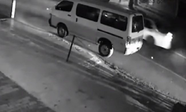 YOUTUBE Auto non si ferma all'incrocio, finisce malissimo