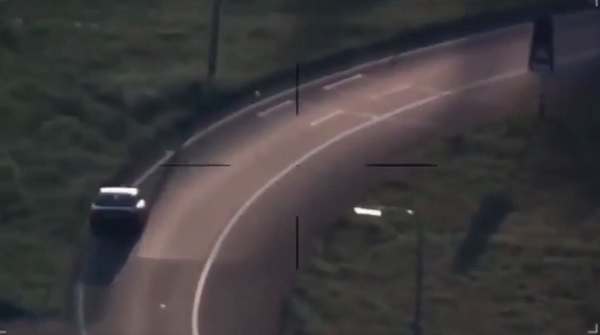 YOUTUBE Ubriaco alla guida finisce fuori strada: l'auto si ribalta otto volte e lui...