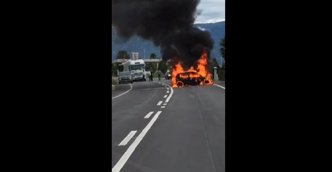 Fa benzina poi perde controllo: auto in fiamme, salvo per miracolo VIDEO