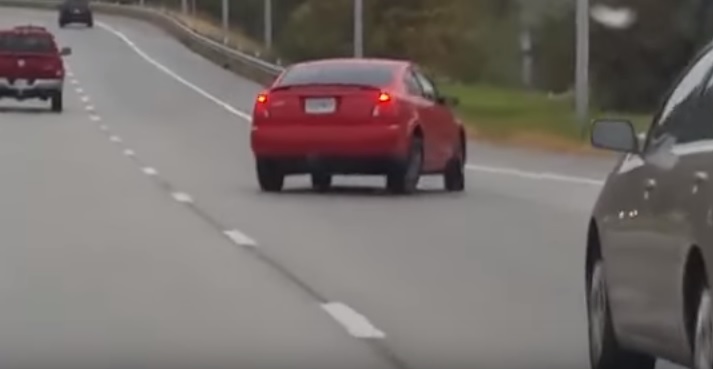 YOUTUBE Riprendono un'auto che sbanda. Ma anche loro...