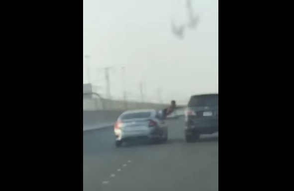 YOUTUBE Due auto si affrontano in corsa: uno si lancia dal finestrino e...