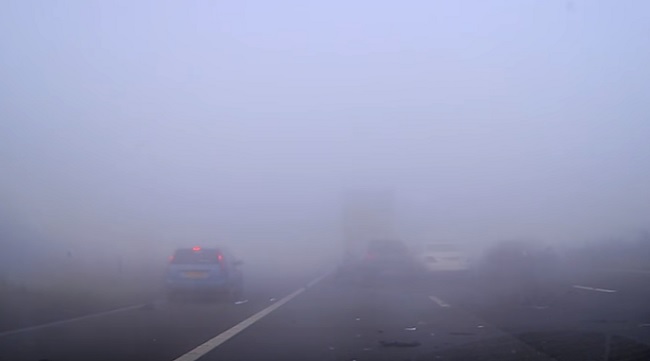 YOUTUBE Nebbia in autostrada: donna evita la morte per una frazione di secondo