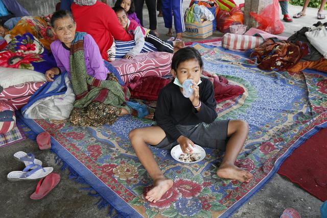 Bali teme eruzione del vulcano Agung, 30mila sgomberati. Nel 1963 ci furono mille morti