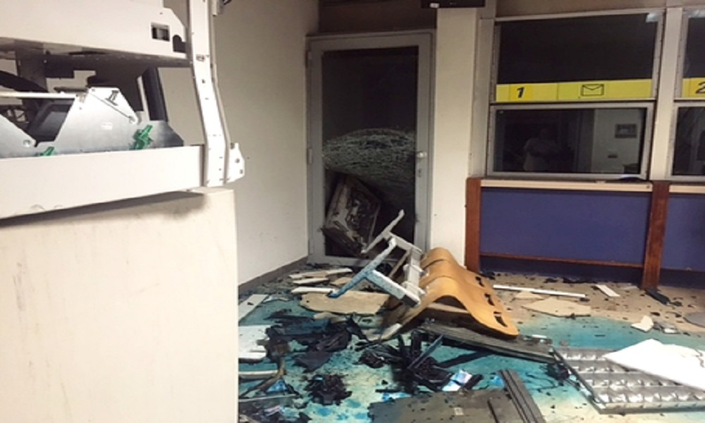 Udine, fanno esplodere il bancomat e scappano con un bottino da 25mila euro