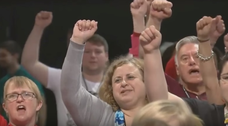 Bandiera Rossa e pugno chiuso al comizio di Jeremy Corbyn