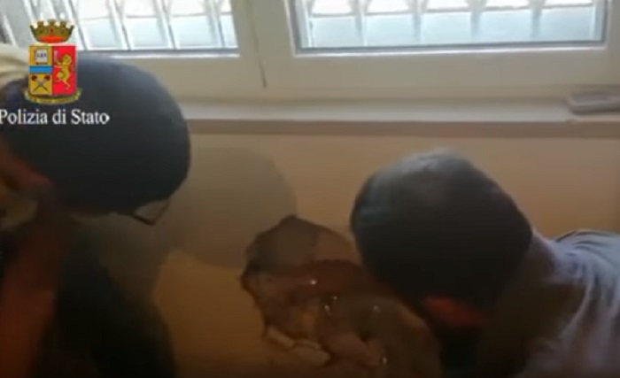 YOUTUBE Bari: Polizia trova un milione di euro nascosti nella parete