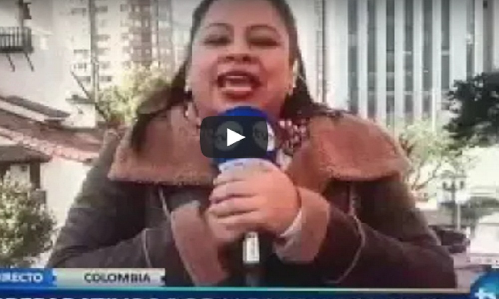 YOUTUBE Colombia, la giornalista chiama l'auto del Papa Bat-Mobile