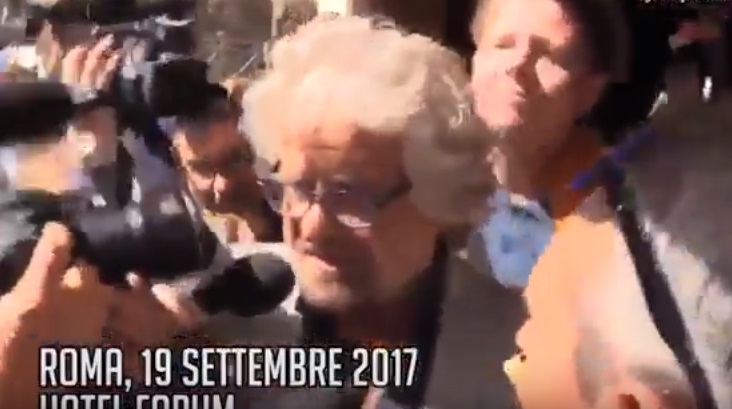 Grillo ai giornalisti: "Siete vomito". E ci vanno ancora, scodinzolanti, ad elemosinare una frase