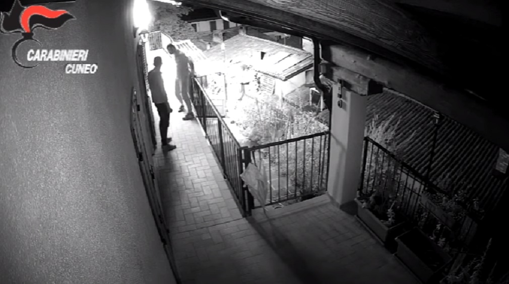 YOUTUBE Rubavano ai ricchi per dare ai poveri: l'arresto della banda di ladri