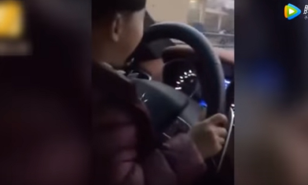 YOUTUBE Cina, bimbo alla guida di una Maserati in mezzo al traffico