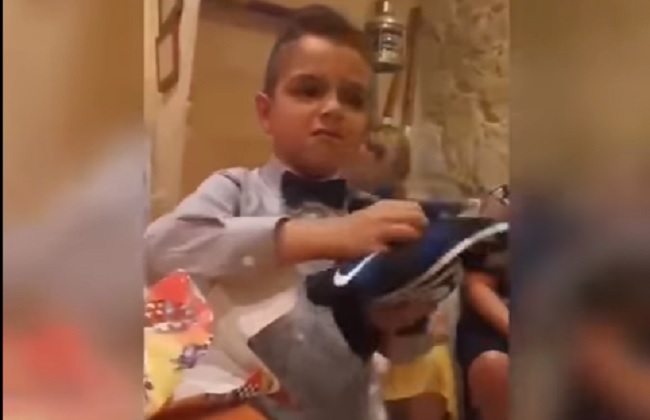 YOUTUBE Bimbo juventino riceve la maglia dell'Inter come regalo e reagisce così