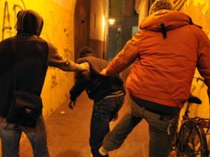 Torino, sedicenne denuncia amici bulli: "Mi hanno fatto mangiare escrementi e sodomizzato con un ombrello"
