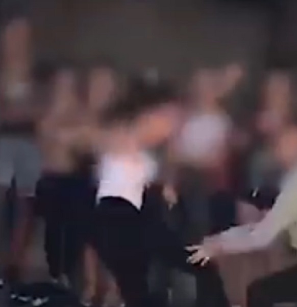 Cagliari, botte tra ragazzine fuori da scuola: compagni girano