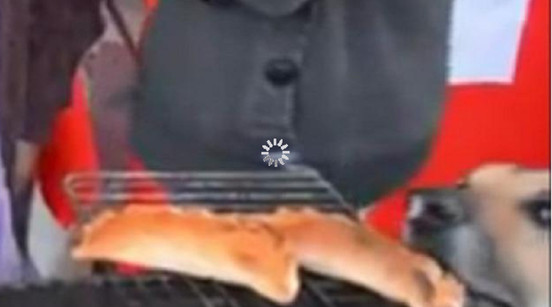 Cile, cane approfitta della distrazione delle cuoche e ruba l'empanada in diretta tv