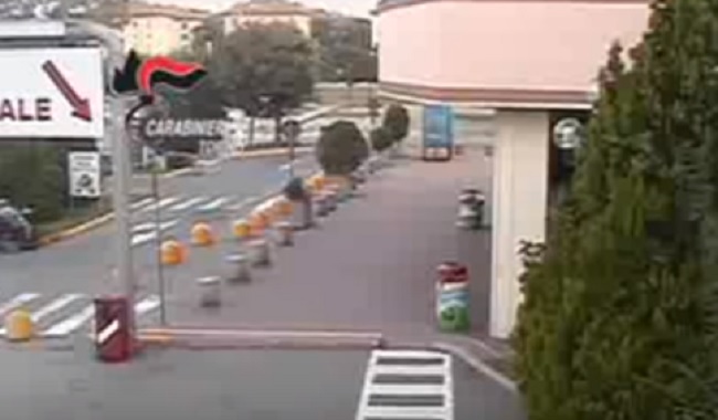 YOUTUBE Ladro in scooter prova a scippare l'invalido che lo insegue e lo sperona con la carrozzina