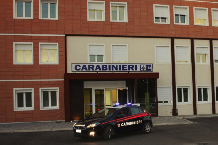 Porta figlio dai Carabinieri dopo aver trovato mezzo grammo di "fumo" nella sua stanza