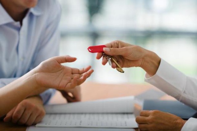 Casa, comprare o vendere: i soldi si danno al notaio, a scanso di equivoci