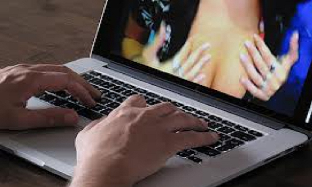 Napoli, chat a luci rosse con donna sposata. Il marito lo accoltella