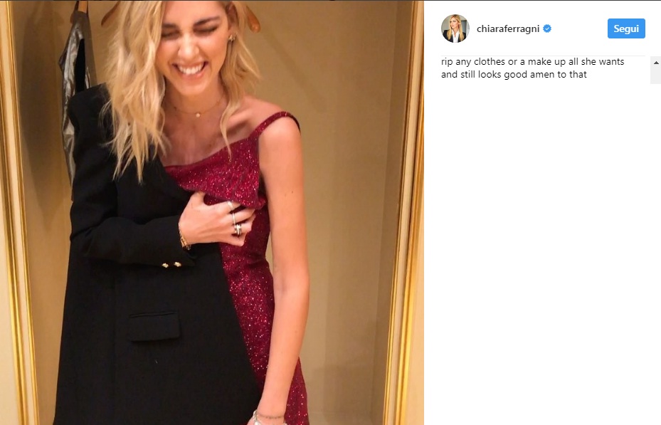 Chiara Ferragni, incidente sul red carpet: la spallina si rompe e il vestito...VIDEO