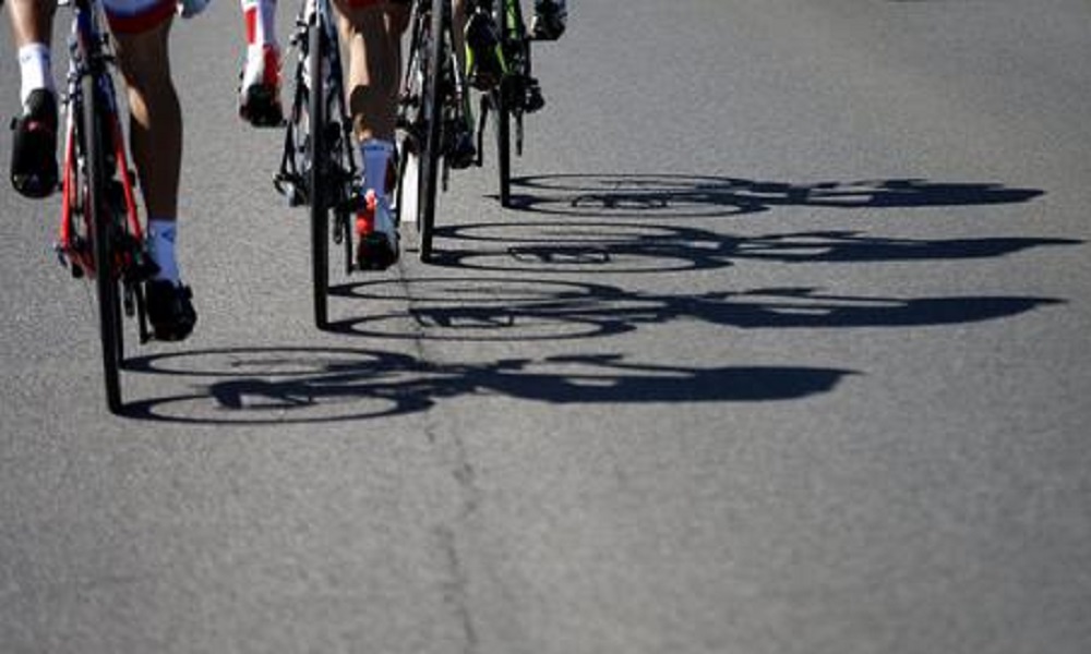Il ciclista musulmano sul podio: "Niente bacio alla miss, non è il caso"