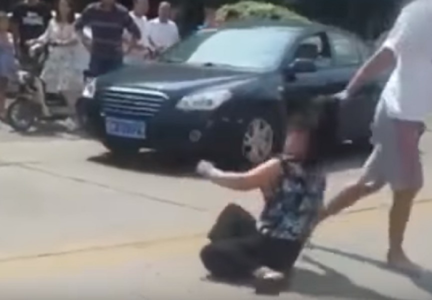 Cina, picchia e trascina per i capelli l'amante del padre in strada