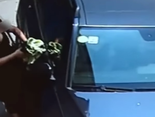 YOUTUBE Cina, sorprende il marito con l'amante in macchina: lui la travolge e la uccide