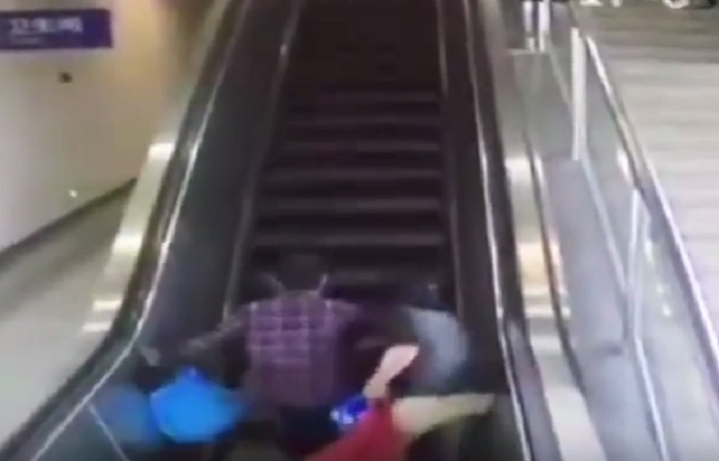 YOUTUBE Uomo cade sulla scala mobile e dietro di lui cascano tutti