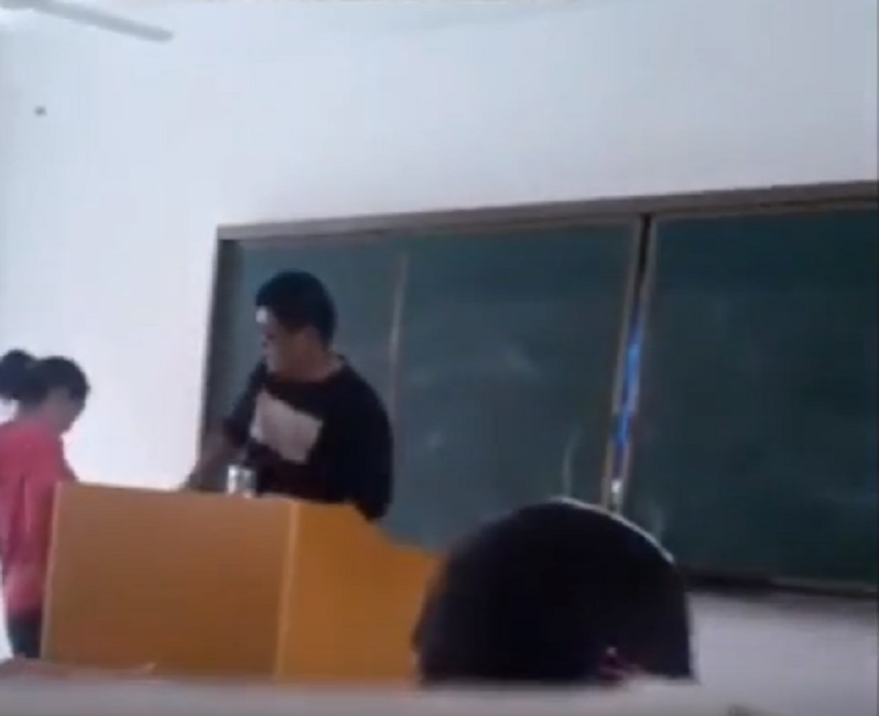 Cina, non sanno la poesia: professore li schiaffeggia in classe