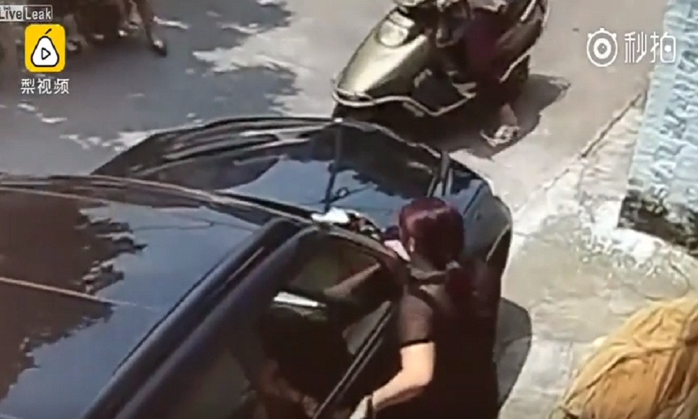 YOUTUBE Scopre il marito in auto con l'amante, ma viene trascinata e uccisa