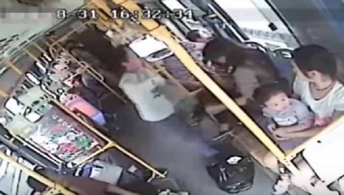 YOUTUBE Cina, si struscia contro ragazza sul bus. Lei gli tira calcio ai testicoli