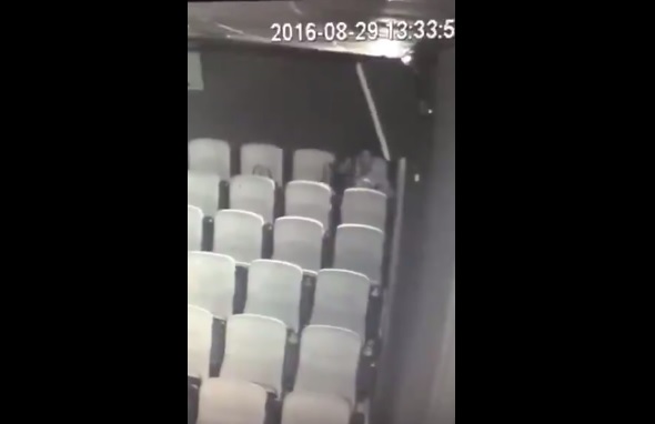 Ragazza pratica fellatio al suo compagno nella sala di un cinema VIDEO