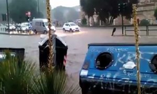 Pioggia a Roma, cassonetto "naviga" per strada. Alemanno: "Grande Virginia, risolto problema rifiuti"