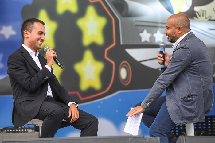 Di Maio: "Lo diremo a Trump, niente soldi". A nome dei 37mila, due curve da stadio piene