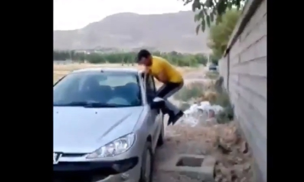 YOUTUBE Dimentica le chiavi della macchina, ecco come la apre