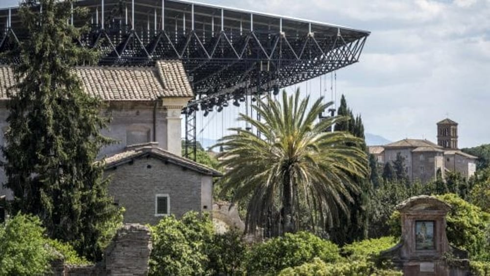 Divo Nerone flop, chi lo smonta ora quel palco astronave? Un eco-mostro al Palatino