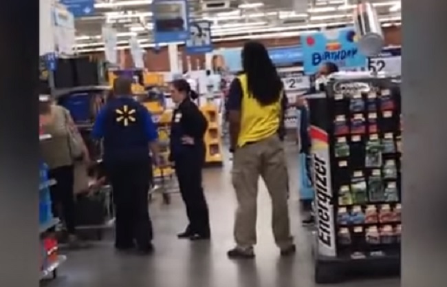 YOUTUBE Rissa per avere l'ultimo tablet, mamma tira fuori la pistola