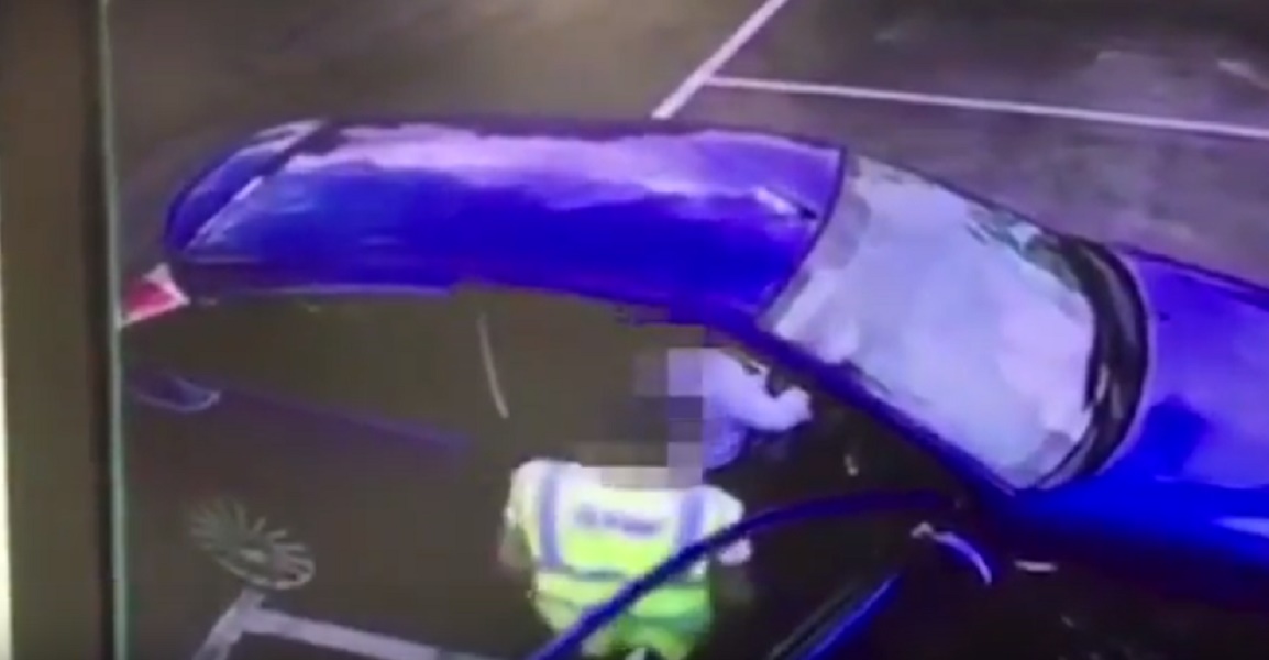 Molesta donna all'autolavaggio: un VIDEO lo incastra