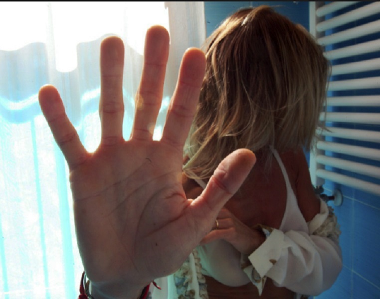 Milano, molesta donna: la vittima urla, passanti bloccano aggressore