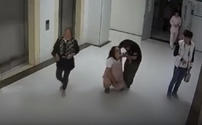 YOUTUBE Cina, famiglia le vieta il cesareo: la donna implora in ginocchio poi si toglie la vita