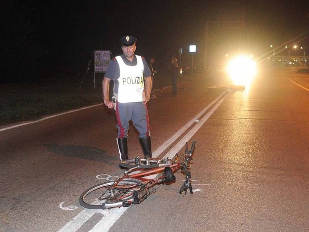 Ferrara, travolto in bici mentre attraversa la strada: muore a 24 anni