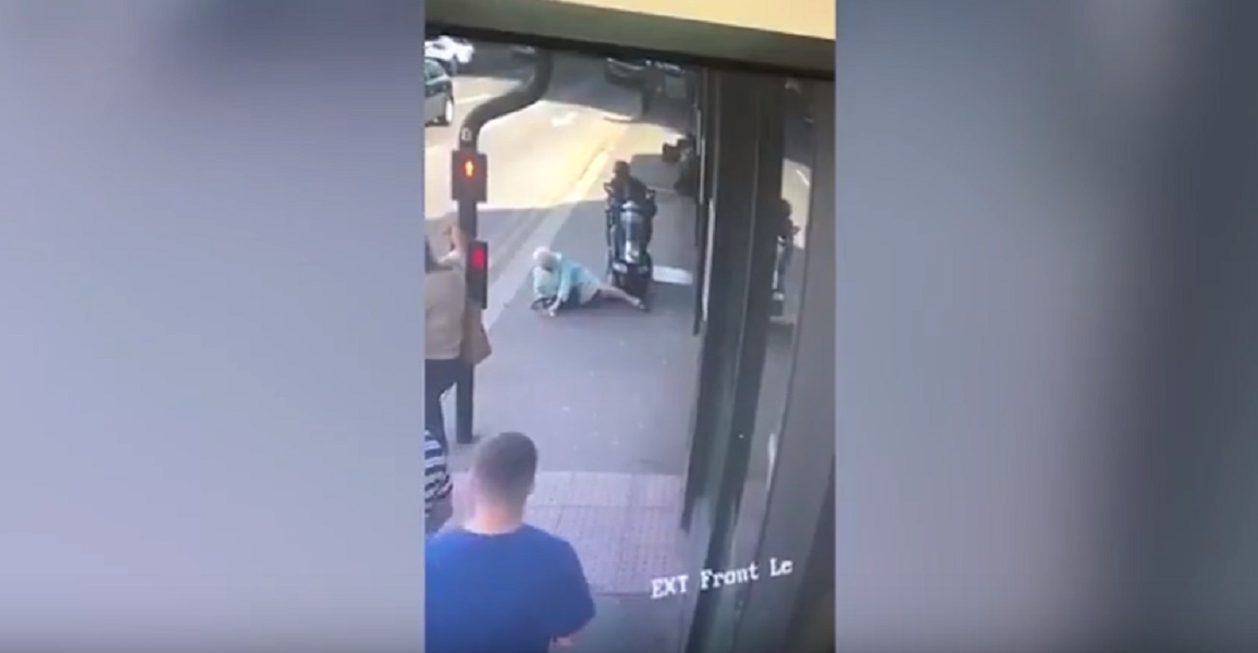 Vecchietta investita sul marciapiede da disabile sulla carrozzina elettrica