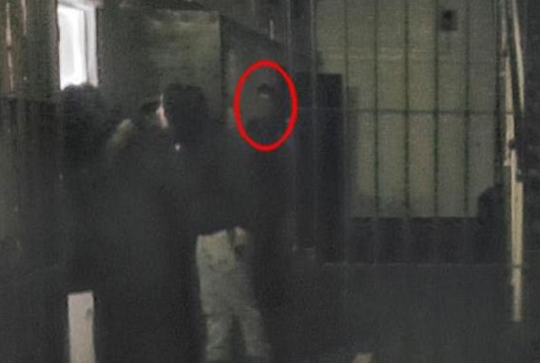 Fantasma "intruso" nella foto: lo scatto inquietante