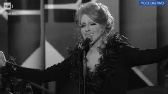 Federico Angelucci fa Mina a Tale e Quale show: ovazione da pubblico e giuria